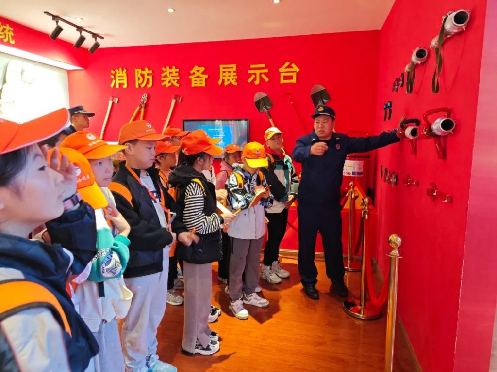 走进消防救援局 致敬最美火焰蓝 | 青阳县实验小学、第三小学、蓉城镇第二小学的小记者们走进青阳县消防救援局