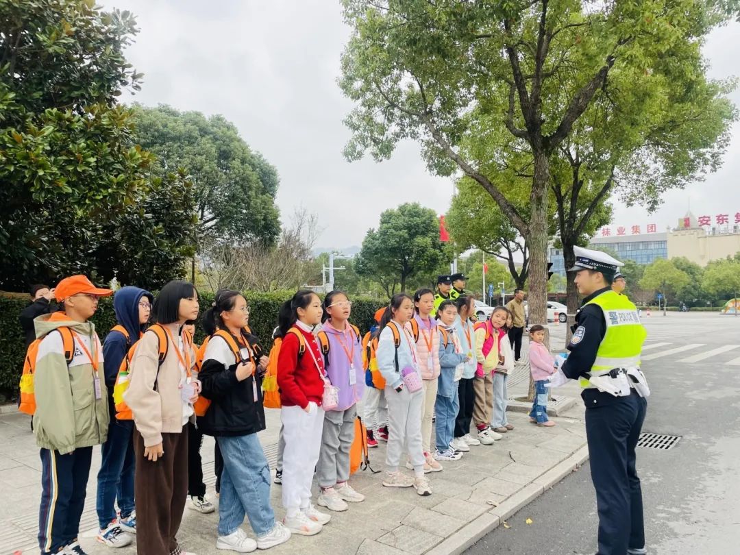 小记者进警营 体验别样“警”彩 | 东至县至德小学的小记者走进东至县公安局